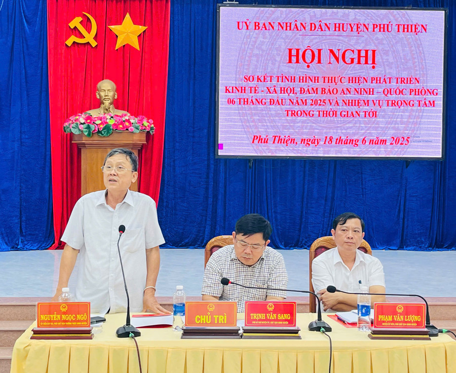 Phó Chủ tịch Thường trực UBND huyện Phú Thiện Nguyễn Ngọc Ngô phát biểu tại hội nghị. Ảnh: Vũ Chi pho-chu-tich-thuong-truc-ubnd-huyen-phu-thien-nguyen-ngoc-ngo-phat-bieu-tai-hoi-nghi-anh-vu-chi.jpg