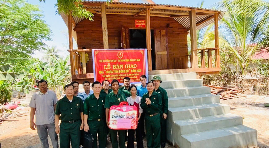 Hội CCB tỉnh Gia Lai phối hợp bàn giao nhà “Nghĩa tình đồng đội” cho hội viên CCB nghèo Ksor Niêng (thứ 3 từ phải sang, buôn H’Muk, xã Chư Ngọc). Ảnh: Thanh Tâm z6532128873753-f3c1ff9e841d0291ba0a7706cb642c2f.jpg