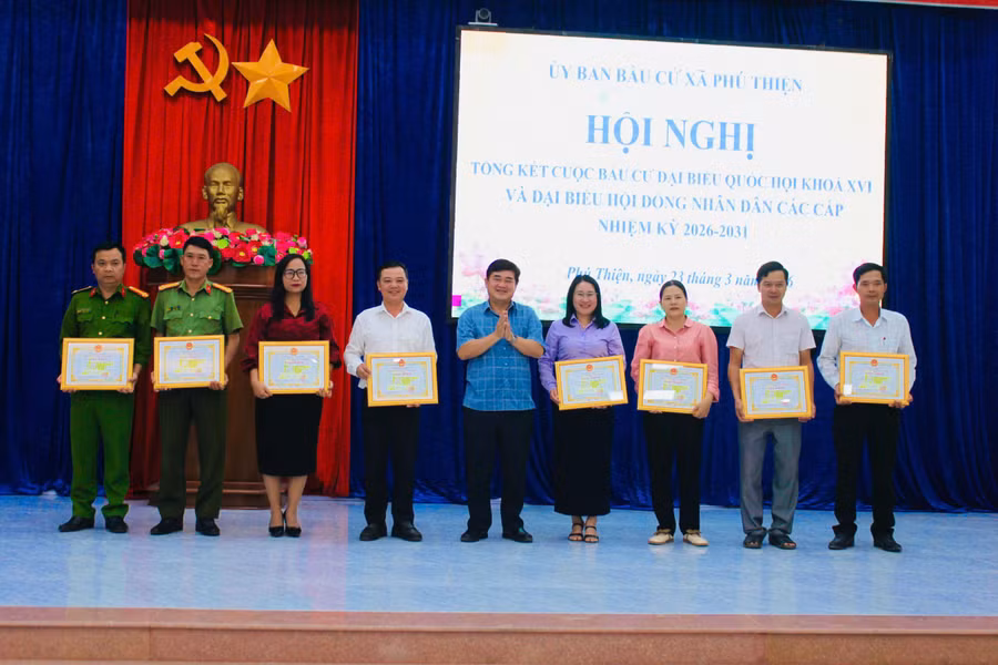 chu-tich-ubnd-xa-phu-thien-tang-giay-khen-cho-cac-ca-nhan-co-thanh-tich-xuat-sac-trong-cong-tac-bau-cu-anh-vu-chi.jpg