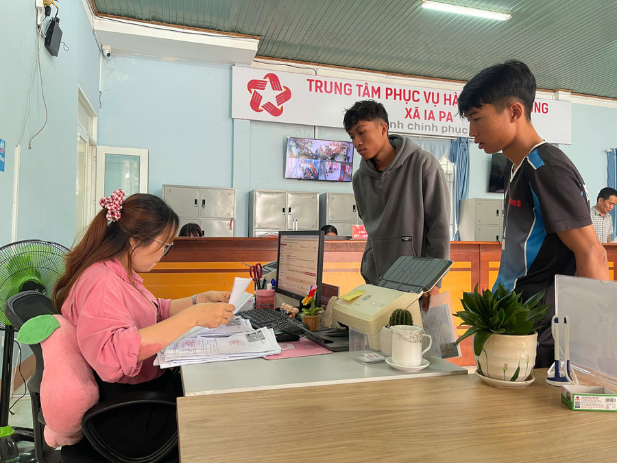 Anh Siu Khang (bìa phải, thôn Hlil 1) tranh thủ ngày cuối tuần để lên xã chứng thực các giấy tờ cần thiết. Ảnh: Vũ Chi gen-h-z6844044185307-daee8d921c6d2ee96725cf2f4ed113fe.jpg