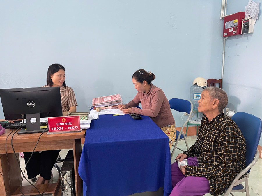 Chở mẹ chồng đi làm thủ tục hưởng chế độ trợ cấp, chị Nguyễn Thị Loan (ở giữa, thôn Quý Tân) rất hài lòng với thái độ phục vụ của cán bộ, công chức tại Trung tâm Phục vụ hành chính công xã Ia Pa. Ảnh: Vũ Chi gen-h-z6844044192449-2f223c4e32034a08e0699106a3ba103b.jpg