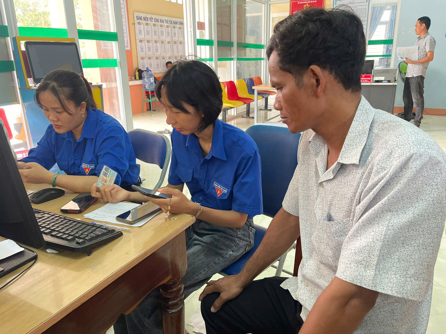 Đoàn viên, thanh niên hỗ trợ người dân nộp hồ sơ trực tuyến tại Trung tâm Phục vụ hành chính công xã Ia Pa. Ảnh: Vũ Chi gen-h-z6844044200926-f7dd6ad32817bda4d03129c121a93e67.jpg