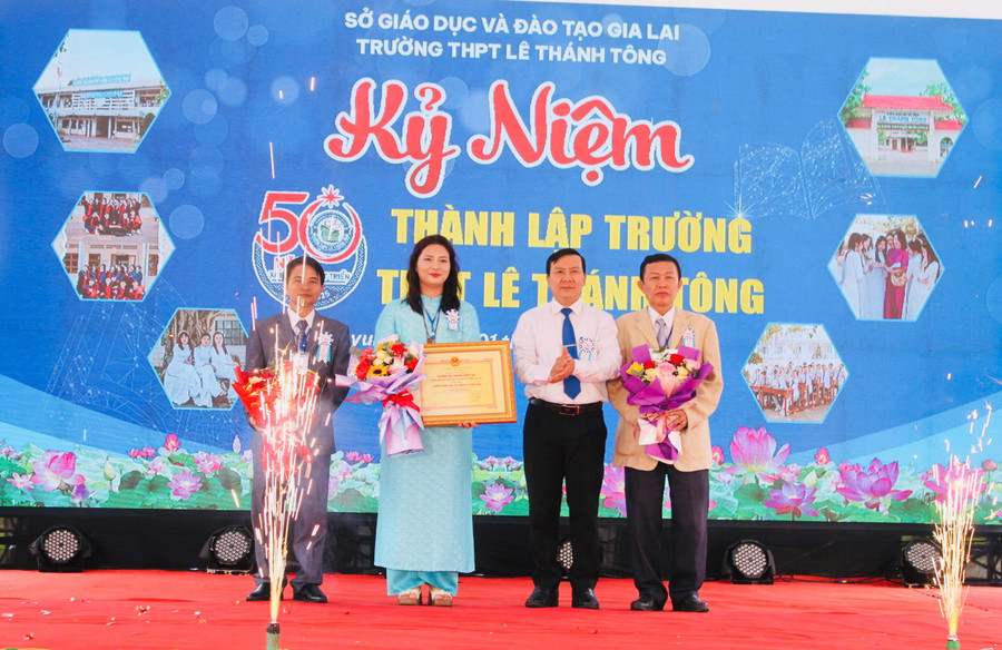 Giám đốc Sở Giáo dục và Đào tạo Phạm Văn Nam (thứ 2 từ phải sang) trao bằng công nhận đạt chuẩn quốc gia mức độ 1, giai đoạn 2025-2029 cho tập thể cán bộ, giáo viên, học sinh Trường THPT Lê Thánh Tông. Ảnh: Vũ Chi gen-h-z6966002072022-485c4c307aee78f7b41bbb8a59d2c528.jpg