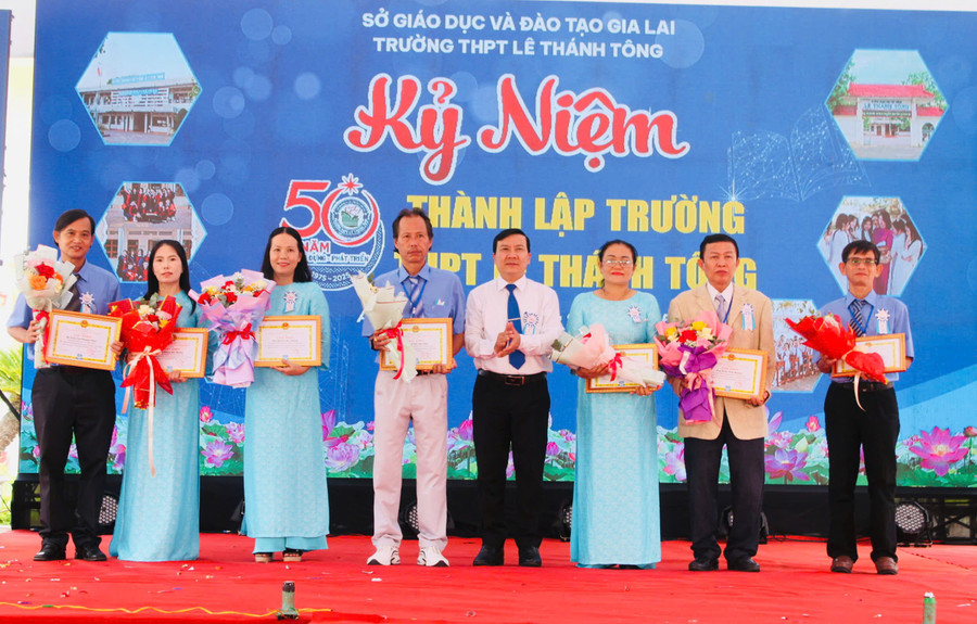 Giám đốc Sở Giáo dục và Đạo tạo Phạm Văn Nam (thứ 4 từ phải sang) tặng giấy khen cho các cá nhân có thành tích xuất sắc đóng góp vào sự phát triển của nhà trường trong thời gian qua. Ảnh: Vũ Chi gen-h-10.jpg