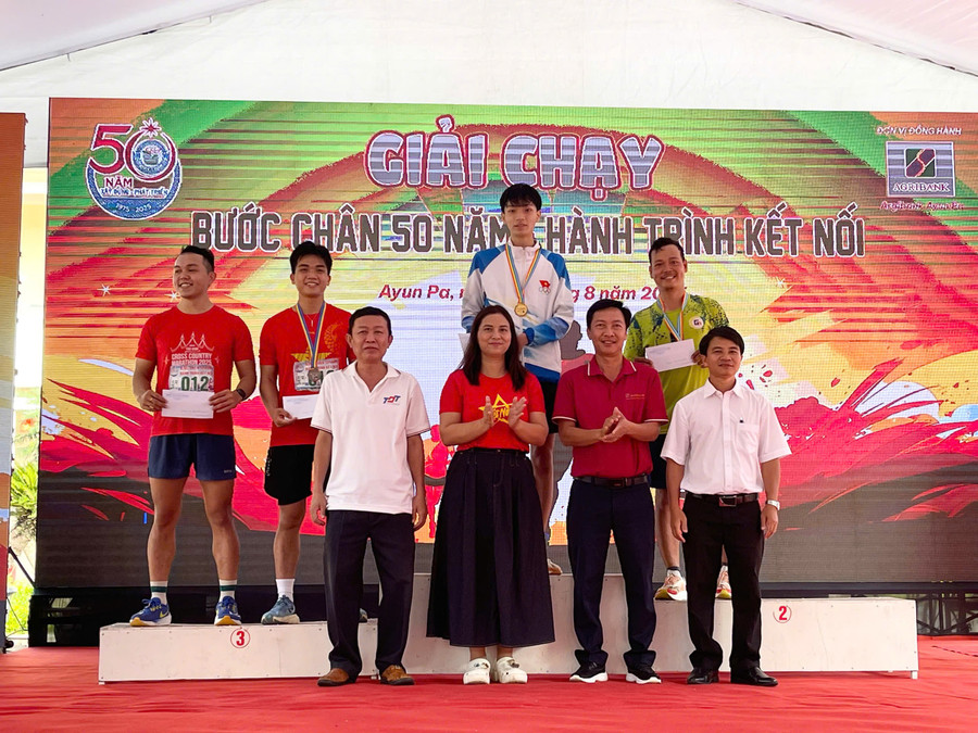Ban tổ chức trao giải cho các vận động viên xuất sắc nhất tại cự ly 5 km nam dưới 40 tuổi. Ảnh: Vũ Chi 1-2.jpg