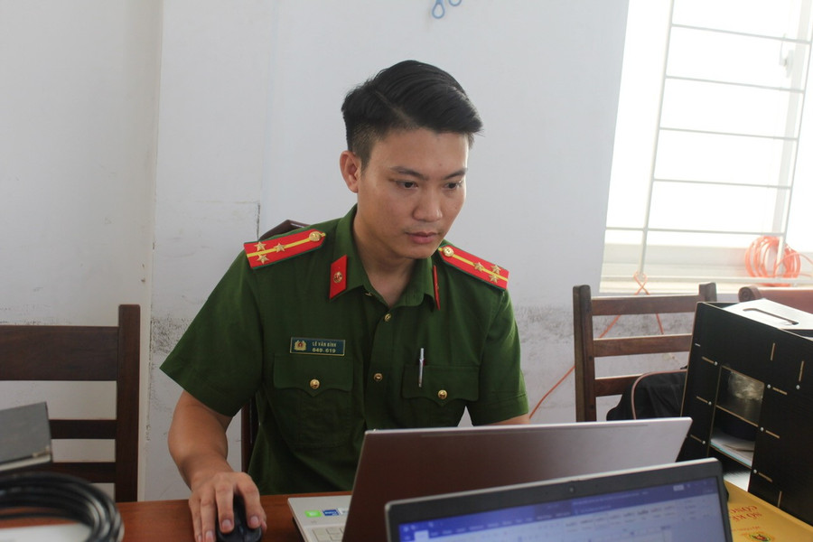 Khác với tư thế của một người hùng trong bão lửa, hình ảnh đời thường của Thượng úy Lê Văn Bình-cán bộ Đội chữa cháy và CNCH khu vực Ayun Pa rất điềm đạm, hiền lành. Ảnh: Vũ Chi khac-voi-tu-the-cua-mot-nguoi-hung-trong-bao-lua-hinh-anh-doi-thuong-cua-thuong-uy-le-van-binh-can-bo-doi-chua-chay-va-cnch-khu-vuc-ayun-pa-rat-diem-dam-hien-lanh-anh-vu-chi.jpg