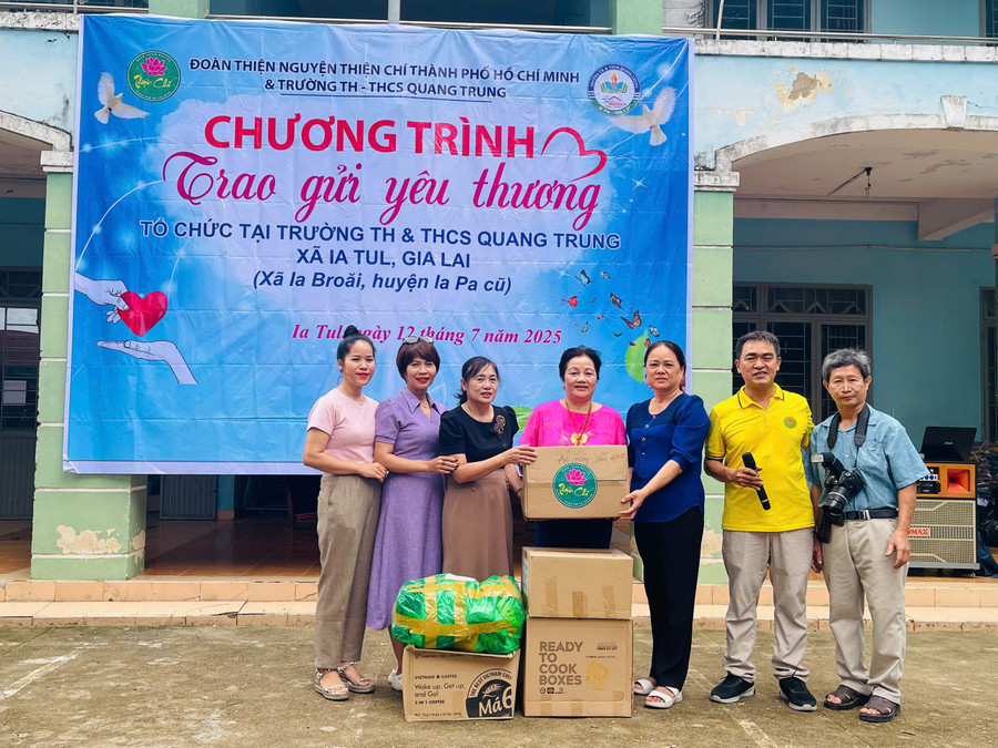 Đoàn thiện nguyện tặng áo dài và thiết bị dạy học cho cán bộ, giáo viên, nhân viên Trường Tiểu học và THCS Quang Trung. Ảnh: Vũ Chi gen-h-z6796919089018-f530679d1e4f6750c178432267b767ce.jpg