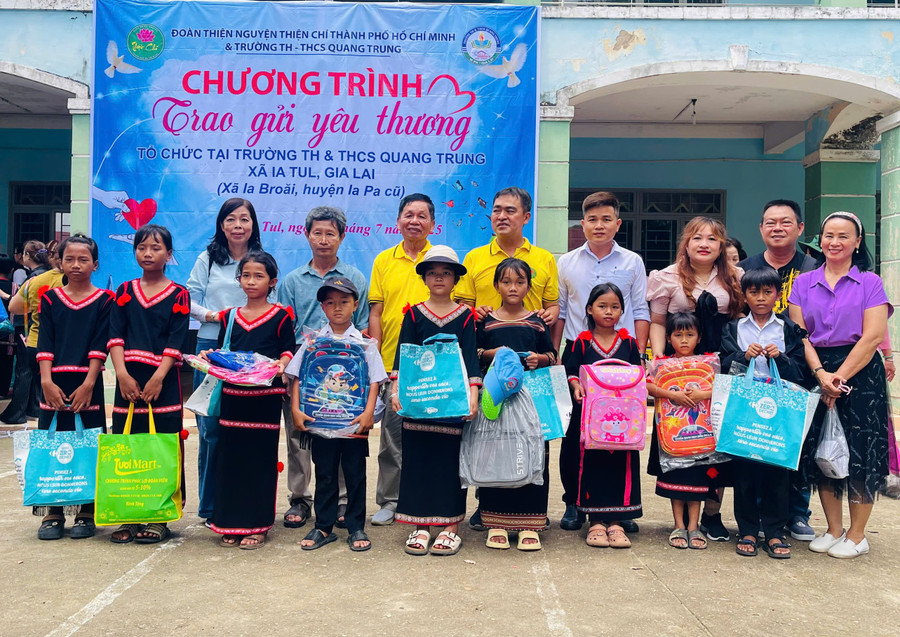 Đoàn thiện nguyện Thiện Chí (TP. Hồ Chí Minh) phối hợp với Ban Giám hiệu Trường Tiểu học và THCS Quang Trung tặng quà cho các em học sinh. Ảnh: Vũ Chi gen-h-z6796919098215-4c94d74591f781f3a2ab2ac271c7599b.jpg