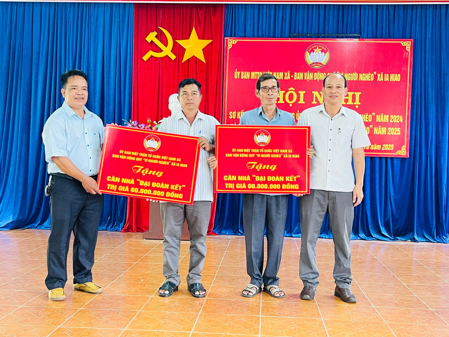 Ban vận động Quỹ “Vì người nghèo” xã Ia Hiao trao kinh phí hỗ trợ xây dựng nhà “Đại đoàn kết” cho 2 hộ nghèo thôn Đoàn Kết và buôn Ma H’Rai. Ảnh: Vũ Chi ban-van-dong-quy-vi-nguoi-ngheo-xa-ia-hiao-trao-kinh-phi-ho-tro-xay-dung-nha-dai-doan-ket-cho-2-ho-ngheo-thon-doan-ket-va-bon-ma-hrai-anh-vu-chi.jpg
