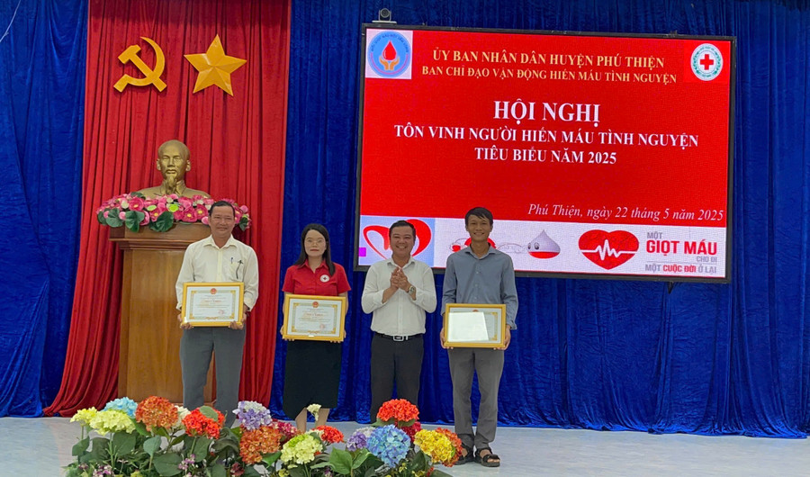 Phó Bí thư Thường trực Huyện ủy Vũ Hồng Duy (thứ 2 từ phải sang) tặng giấy khen cho các tập thể có thành tích tiêu biểu trong công tác hiến máu tình nguyện năm 2025. Ảnh: Vũ Chi pho-bi-thu-thuong-truc-huyen-uy-vu-hong-duy-thu-2-tu-phai-sang-tang-giay-khen-cho-cac-tap-the-co-thanh-tich-tieu-bieu-trong-cong-tac-hien-mau-tinh-nguyen-nam-2025-anh-vu-chi.jpg