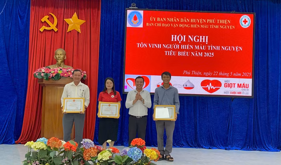 pho-bi-thu-thuong-truc-huyen-uy-vu-hong-duy-thu-2-tu-phai-sang-tang-giay-khen-cho-cac-tap-the-co-thanh-tich-tieu-bieu-trong-cong-tac-hien-mau-tinh-nguyen-nam-2025-anh-vu-chi.jpg