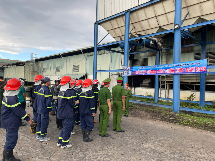 Đội Chữa cháy và CNCH khu vực số 7 tổ chức rút kinh nghiệm sau buổi diễn tập. Ảnh: ĐVCC nhan-xet-sau-buoi-dien-tap-chua-chay.jpg