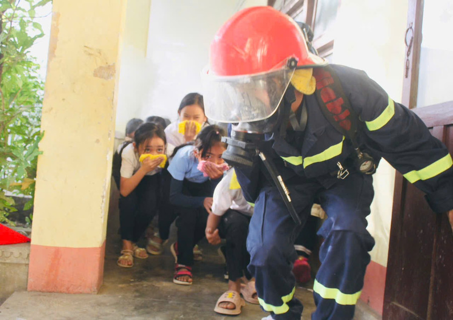 Chiến sĩ Đội chữa cháy và cứu nạn cứu hộ khu vực Ayun Pa hướng dẫn các em học sinh thoát hiểm an toàn khi xảy ra cháy. Ảnh: V.C chien-si-doi-chua-chay-va-cuu-nan-cuu-ho-khu-vuc-ayun-pa-huong-dan-cac-em-hoc-sinh-di-chuyen-an-toan-khi-co-dam-chay-xay-ra-anh-vu-chi.jpg