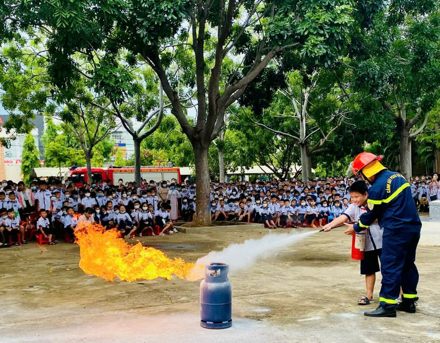 Chiến sĩ Đội chữa cháy và cứu nạn cứu hộ khu vực Ayun Pa hướng dẫn các em học sinh sử dụng bình chữa cháy. Ảnh: V.C chien-si-doi-chua-chay-va-cuu-nan-cuu-ho-khu-vuc-ayun-pa-huong-dan-cac-em-hoc-sinh-su-dung-binh-cuu-hoa-anh-vu-chi.jpg