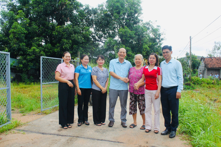 Phó Bí thư Thường trực Đảng ủy xã Bùi Hữu Tâm (đứng giữa) trực tiếp xuống hiện trường tuyên truyền, vận động người dân hiến đất, vật kiến trúc để mở rộng đường giao thông nông thôn. Ảnh: Vũ Chi gen-h-z7123026688431-7ef708665be3803d3ce843b0460e63dd.jpg