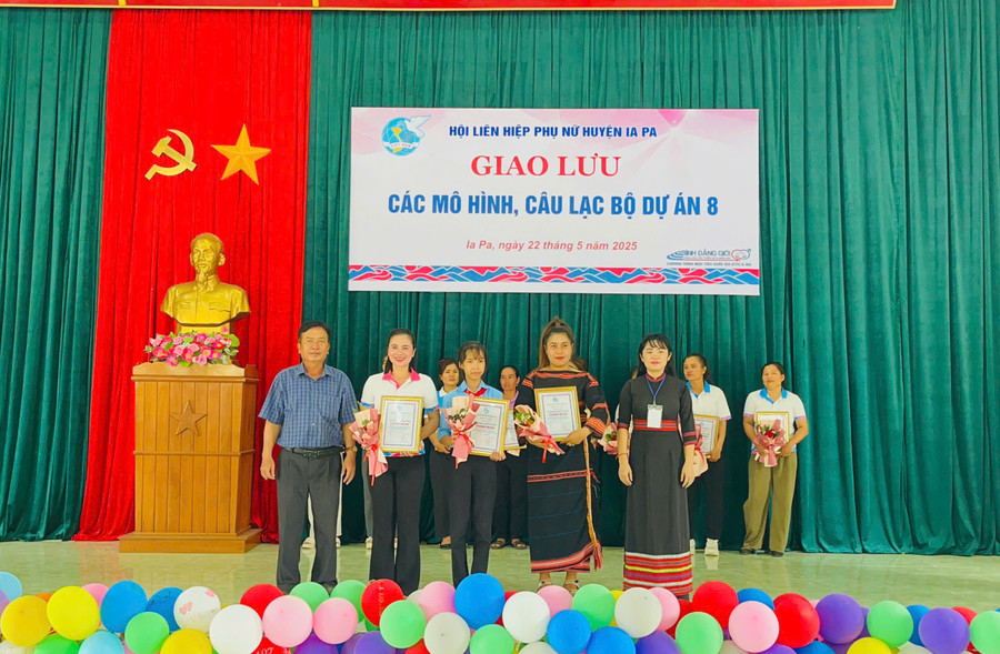 Ban tổ chức trao giải nhất, nhì cho các đội tham gia hội thi giao lưu các mô hình, câu lạc bộ Dự án 8. Ảnh: Vũ Chi ban-to-chuc-trao-giai-nhat-nhi-cho-cac-doi-du-thi-anh-vu-chi.jpg