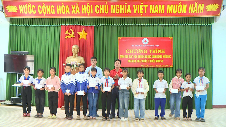 Hội Chữ thập đỏ huyện Phú Thiện phối hợp với Phòng Giáo dục và Đào tạo huyện tặng học bổng cho các em học sinh nghèo hiếu học. Ảnh: Bảo Anh gen-h-z6643266691351-5f08b6ce8200518497d21080b44ff009.jpg