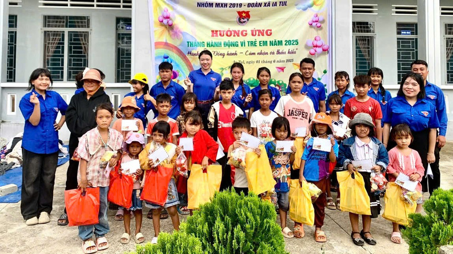 Đoàn xã Ia Tul phối hợp với nhóm Ban xung kích Mùa hè xanh 2019-Trường Đại học Công nghiệp thực phẩm TP. Hồ Chí Minh tặng quà trẻ em nghèo trong xã. Ảnh: Hoa Hồng gen-n-z6661766797763-e09df4d6d3aad1c7935aaa7752f19858.jpg