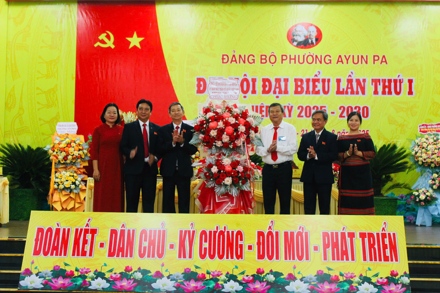 Chủ nhiệm Ủy ban Kiểm tra Tỉnh ủy Thái Thanh Bình trao lẵng hoa của Tỉnh ủy-HĐND-UBND, Ủy ban MTTQ Việt Nam tỉnh chúc mừng Đại hội. Ảnh: Vũ Chi gen-h-z6929083182240-94bb646cf41698f0a9b027a1497e7e5b.jpg
