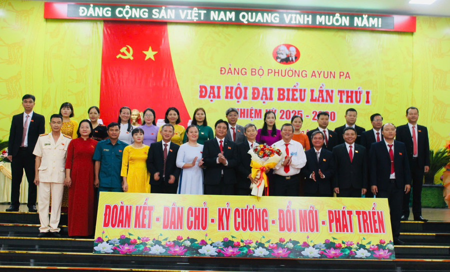 Ban Chấp hành Đảng bộ phường Ayun Pa nhiệm kỳ 2025-2030 ra mắt Đại hội. Ảnh: Vũ Chi gen-h-z6929119738087-bf9b46804a82cc9e195de720052ef15b.jpg