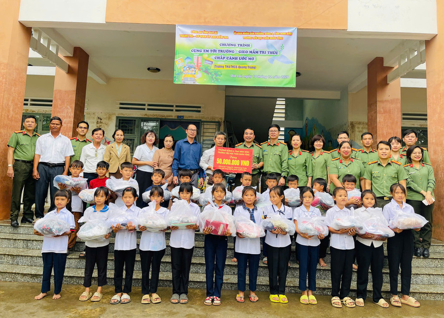 doan-trao-tang-qua-cho-cac-em-hoc-sinh-va-kinh-phi-mua-sam-trang-thiet-bi-phuc-vu-giang-day.jpg