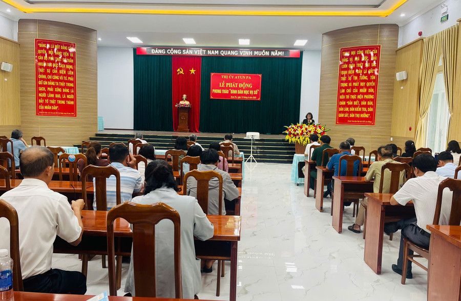 Quang cảnh lễ phát động phong trào “Bình dân học vụ số” trên địa bàn thị xã Ayun Pa. Ảnh: Vũ Chi gen-h-z6697408295947-fe6f41a7aebe055f6dd6c3b42dd55f4a.jpg
