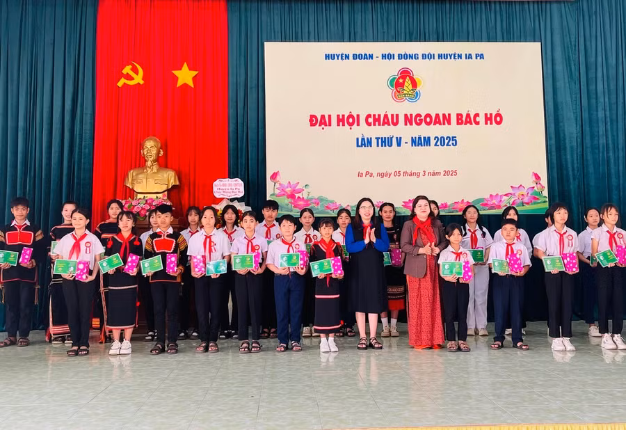 ban-thuong-vu-huyen-doan-hoi-dong-doi-huyen-ia-pa-tuyen-duong-va-trao-chung-nhan-chau-ngoan-bac-ho-cho-84-guong-doi-vien-thieu-nien-nhi-dong-tieu-bieu-anh-vu-chi.jpg