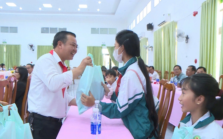 Phó Bí thư Thường trực Huyện ủy, Chủ tịch HĐND huyện Vũ Hồng Duy tặng quà cho các em học sinh tham gia buổi đối thoại giữa đại biểu HĐND huyện với trẻ em năm 2025. Ảnh: Bảo Anh pho-bi-thu-thuong-truc-huyen-uy-chu-tich-hdnd-huyen-vu-hong-duy-tang-qua-cho-cac-em-hoc-sinh-tham-gia-buoi-doi-thoai-giua-dai-bieu-hdnd-huyen-voi-tre-em-nam-2025-anh-vu-chi.jpg