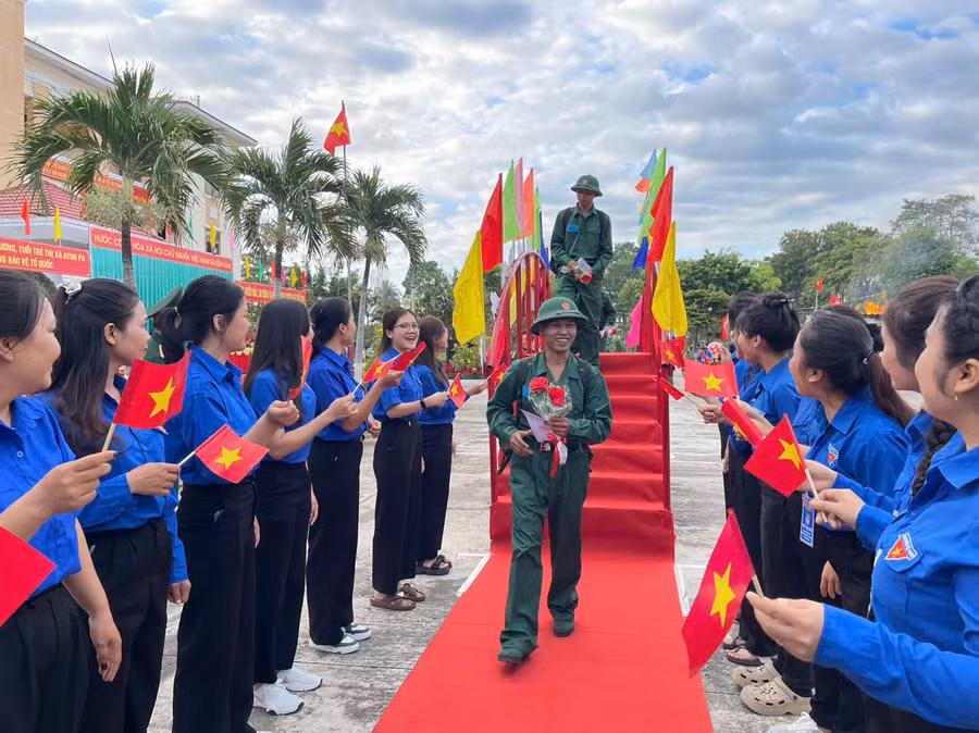 Các tân binh tại thị xã Ayun Pa phấn khởi lên đường nhập ngũ. Ảnh: Vũ Chi