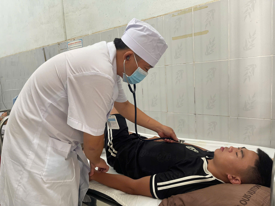 Bác sĩ tại Trung tâm Y tế Phú Thiện thăm khám cho bệnh nhân bị sốt xuất huyết. Ảnh: Vũ Chi gen-h-z6856645982918-1d5c3086ee95a2b227c1296fcad4e477.jpg