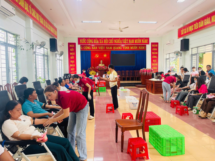 Đông đảo người dân huyện Krông Pa tham gia hiến máu tình nguyện. Ảnh: Vũ Chi gen-h-z6751295775483-2c3c403f1f4604126d98b326279978ec.jpg