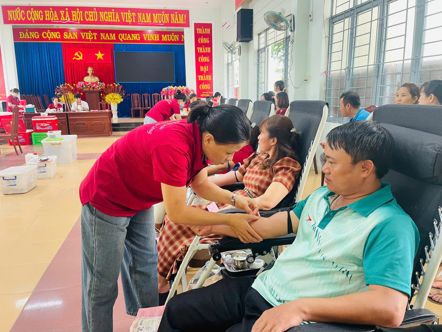 Mặc dù đang gấp rút chuẩn bị cho công tác vận hành chính quyền 2 cấp vào ngày 1-7 tới nhưng rất đông tình nguyện viên huyện Krông Pa dành thời gian tham gia hiến máu. Ảnh: Vũ Chi gen-h-z6751295779746-2f08267d82c1d403bd7f0c663a35d09e.jpg