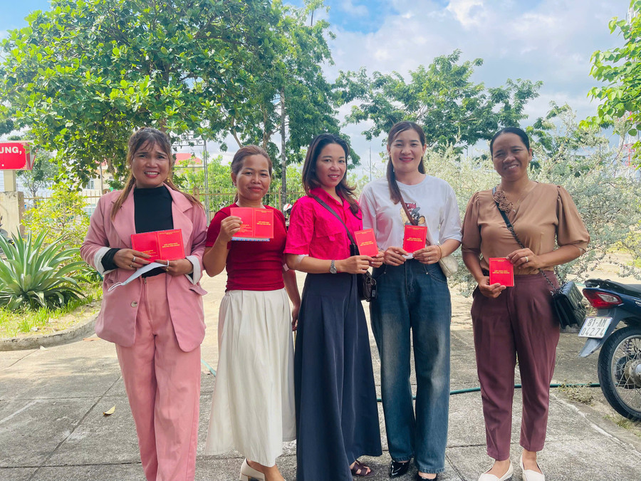 Chị Nay H’Uôn (thứ 2 từ phải sang, buôn Ji, xã Krông Năng) cùng 4 người bạn vui mừng vì đã sẻ chia giọt máu hồng, trao thêm cơ hội được cứu sống cho các bệnh nhân. Ảnh: Vũ Chi gen-h-z6751295768066-97ff36384612510c94a27d414825b913.jpg