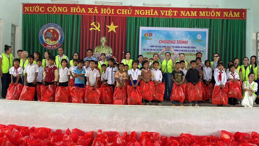 Đoàn xã Ia Dreh phối hợp với nhóm thiện nguyện Yoga Ngọc Hương tặng quà các em học sinh dân tộc thiểu số Trường Tiểu học Kim Đồng. Ảnh: ĐVCC doan-xa-ia-dreh-phoi-hop-voi-nhom-thien-nguyen-yoga-ngoc-huong-tang-qua-cho-cac-em-hoc-sinh-dan-toc-thieu-so-truong-tieu-hoc-kim-dong-anh-thanh-tam.jpg