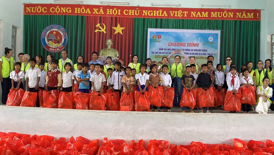 doan-xa-ia-dreh-phoi-hop-voi-nhom-thien-nguyen-yoga-ngoc-huong-tang-qua-cho-cac-em-hoc-sinh-dan-toc-thieu-so-truong-tieu-hoc-kim-dong-anh-thanh-tam.jpg