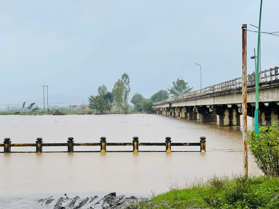 muc-nuoc-song-ba-tai-khu-vuc-cau-ben-mong-hien-da-gan-muc-bao-dong-3-khien-toan-bo-khu-vuc-bo-ke-bi-ngap-sau-anh-vu-chi.jpg