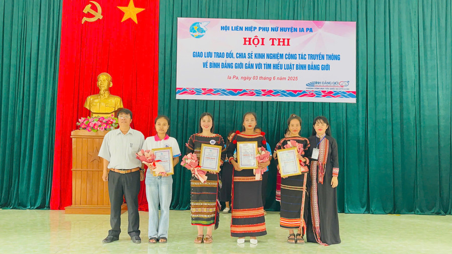 Ban tổ chức trao giải cho các đội xuất sắc nhất hội thi. Ảnh: Vũ Chi gen-h-z6667371268601-b255a0ac02d38d3c9094351573897d73.jpg