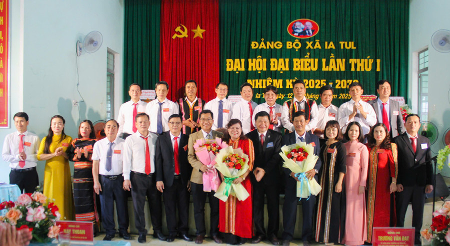 Ban Chấp hành Đảng bộ xã Ia Tul nhiệm kỳ 2025-2030 ra mắt Đại hội. Ảnh: Vũ Chi gen-h-z6902328191507-da950a1ceb7d3c384c2a9068ae9fc056.jpg