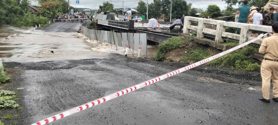 Quốc lộ 25 đoạn qua cầu Plei Lôk (xã Ayun Hạ) bị chia cắt do mưa lũ. Ảnh: L.T quoc-lo-25-doan-qua-cau-plei-lok-xa-ayun-ha-bi-chia-cat-do-mua-lu-anh-le-tam.jpg