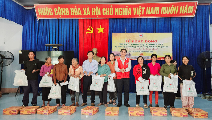 Hội Chữ thập đỏ tỉnh trao quà cho các gia đình có hoàn cảnh khó khăn tại xã Ia Ake. Ảnh: Ngọc Duy 20250428-0911220.jpg