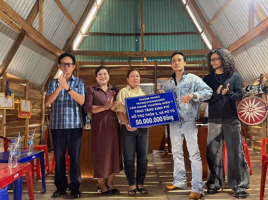 so-nong-nghiep-va-ptnt-tinh-phoi-hop-voi-nhom-nhac-taynguyensound-trao-kinh-phi-50-trieu-dong-tao-quy-khuyen-hoc-cho-thon-5-xa-po-to-anh-vu-chi.jpg