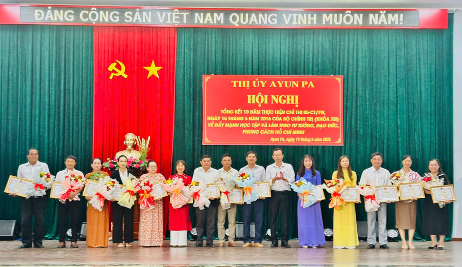 Chủ tịch UBND thị xã Ayun Pa Trần Anh Tuấn (thứ 6 từ phải sang) tặng giấy khen cho các cá nhân có thành tích xuất sắc trong thực hiện Chỉ thị số 05-CTTW giai đoạn 2016-2025. Ảnh: Nguyễn Sang z6600638189032-8ad1707efc34d6b349367c3b34c1e6f1.jpg