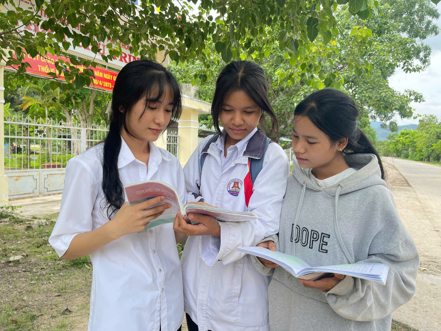 Em Nay H’Bé (bìa phải, xã Chư Mố) cùng 2 bạn trong xã lập nhóm ôn tập để bổ sung, củng cố kiến thức trước khi thi tốt nghiệp THPT. Ảnh: Vũ Chi gen-h-z6704508242423-e7400462cf442490e8c171aea3ed5280.jpg