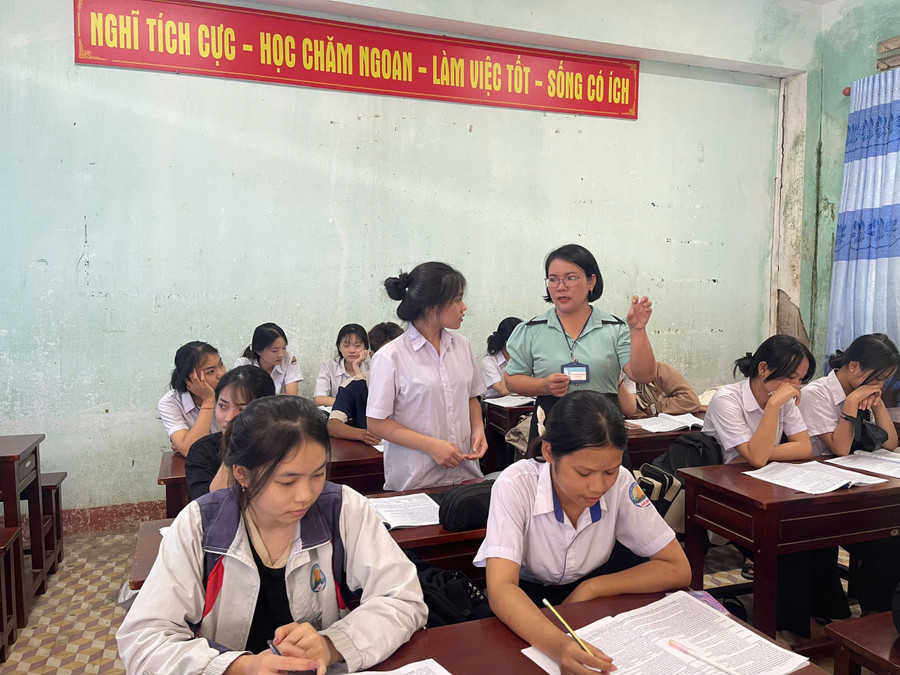 Cô Nguyễn Thị Diệm-giáo viên Tiếng Anh Trường THPT Nguyễn Tất Thành-hệ thống lại kiến thức cho các em học sinh trước khi bước vào kỳ thi tốt nghiệp THPT. Ảnh: Vũ Chi gen-h-z6704508242424-1df6fbacc6e434d9b83cd897768ab88f.jpg
