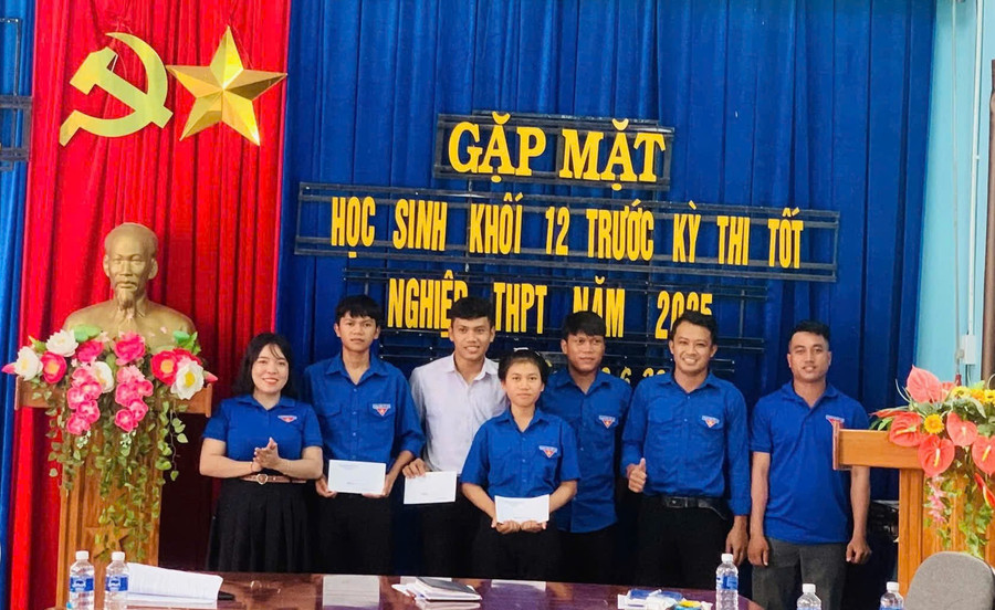 Đoàn xã Ia Tul trao quà cho các em học sinh có hoàn cảnh khó khăn trước khi bước vào kỳ thi tốt nghiệp THPT. Ảnh: ĐVCC gen-h-z6704508237830-e8cd85d2dd09c340cb564abf3952c053.jpg