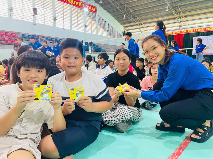 Chị Rah Lan H’Thùy (Bí thư Chi đoàn tổ dân phố 6) tặng quà cho các em nhỏ tham gia sinh hoạt hè. Ảnh: V.C gen-h-z6866891253187-abd8201b109e26d1eadc66deebb9ae31.jpg