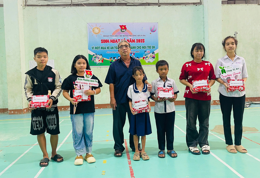 Các em học sinh có hoàn cảnh khó khăn được nhận quà tại buổi sinh hoạt hè. Ảnh: Vũ Chi gen-h-z6866891210745-4c06e905481afc12da575e44ce765c4f.jpg