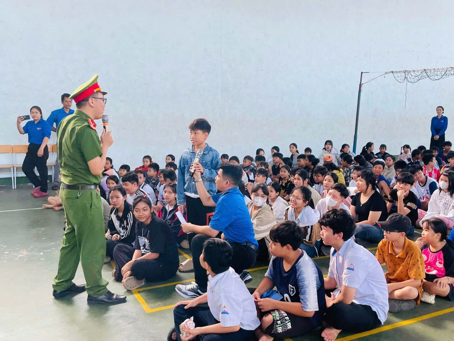 Cán bô, chiến sĩ Công an phường tuyên truyền cho các em thiếu nhi về Luật Trật tự, an toàn giao thông đường bộ và các kỹ năng tham gia giao thông an toàn. Ảnh: V.C gen-h-z6866891236825-9f27b07e1de237a540232e9ccc888660.jpg