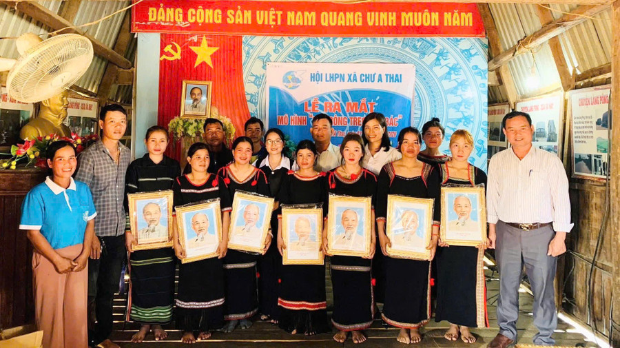 ban-to-chuc-tang-30-anh-bac-ho-cho-cac-thanh-vien-tham-gia-mo-hinh-anh-vu-chi.jpg