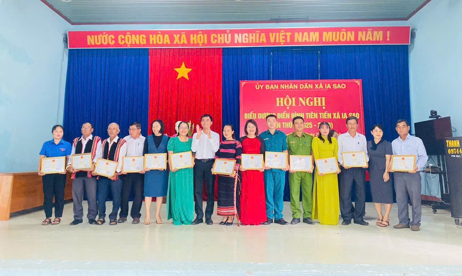 Các cá nhân được nhận giấy khen của Chủ tịch UBND xã vì đã có thành tích xuất sắc trong phong trào thi đua yêu nước giai đoạn 2020-2025. Ảnh: V.C gen-n-z7041649087404-3b8440bebf7065ade6fbf3fe127f5d7c.jpg